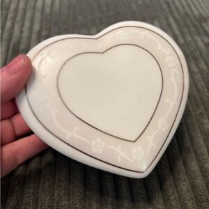 Wedgwood "Icing" heart-shaped trinket box made of bone china